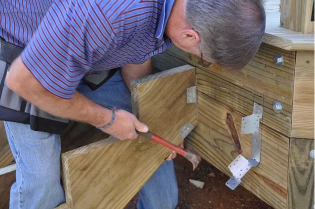 Make sure the top of the stringers are level.
