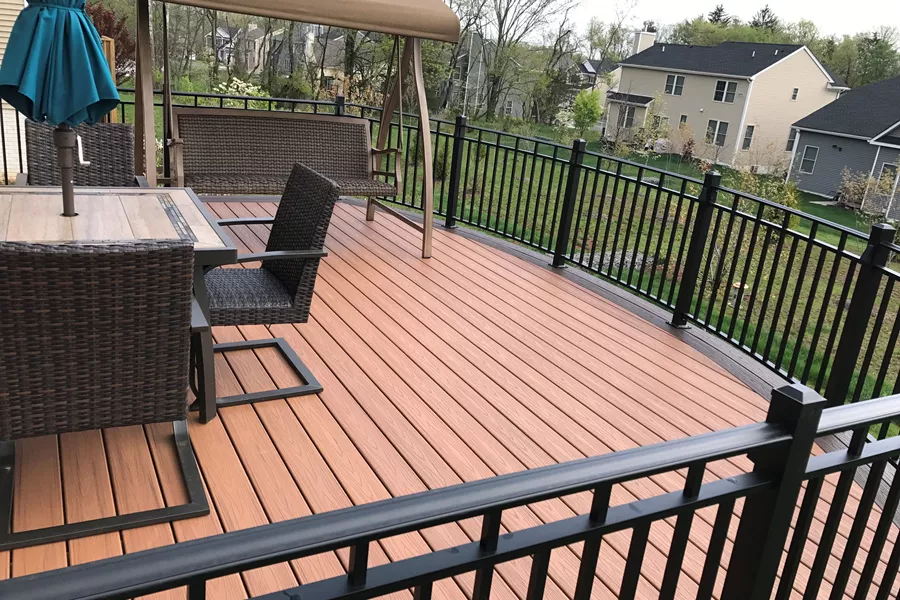 Custom curved deck with aluminum railings