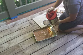 Pour the stain into a paint tray.
