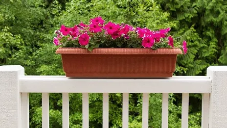 deck-railing-planter