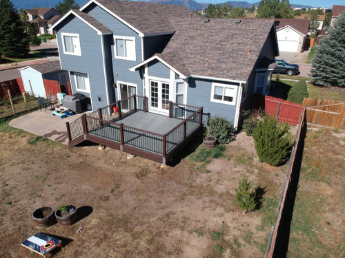 Two toned deck with gray decking and brown decking border and railing.